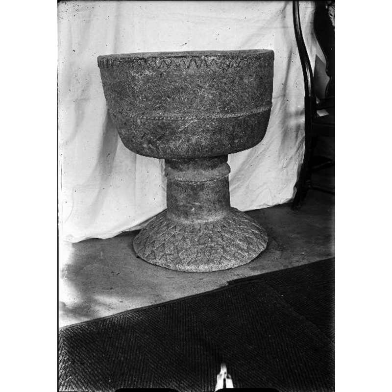 Source caption: "Grinstads kyrka [...] Dopfunt av täljsten. 1200-talet."