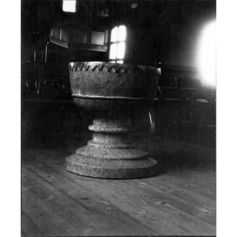 Source caption: "Håbols kyrka [...] Dopfunt av täljsten."