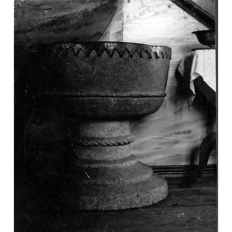 Source caption: "Håbols kyrka [...] Dopfunt av täljsten."