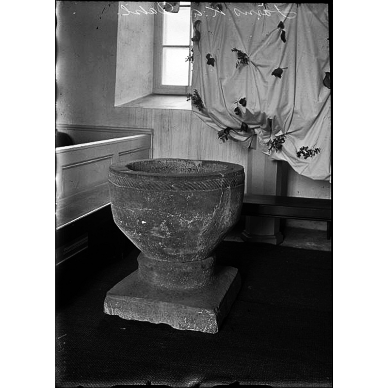 Source caption: "Järns kyrka [...] Dopfunt av sandsten"
