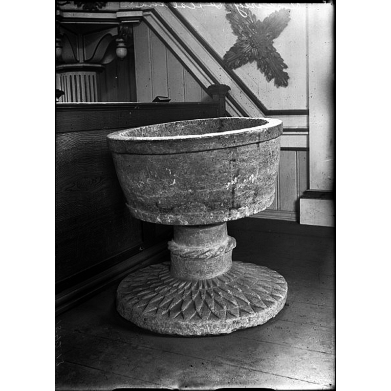 Source caption: "Laxarby kyrka [...] Dopfunt av täljsten"