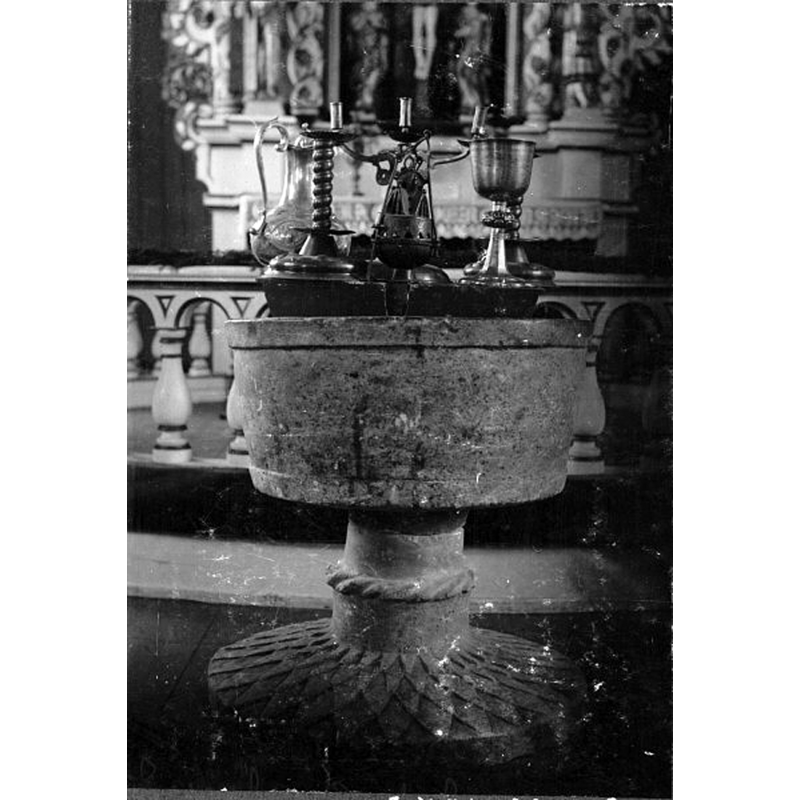 Source caption: "Laxarby kyrka [...] Dopfunt av täljsten"