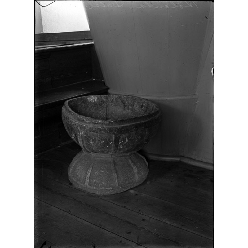 Source caption: "Rölanda kyrka [...] Dopfunt av täljsten."