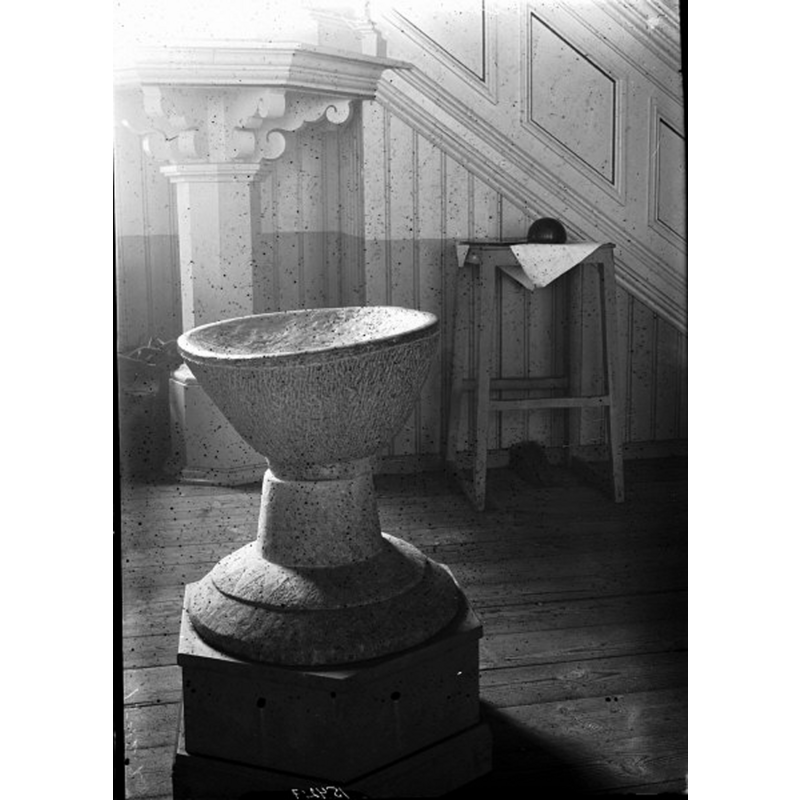 Source caption: "Tisselskogs kyrka [...] Dopfunt av täljsten"