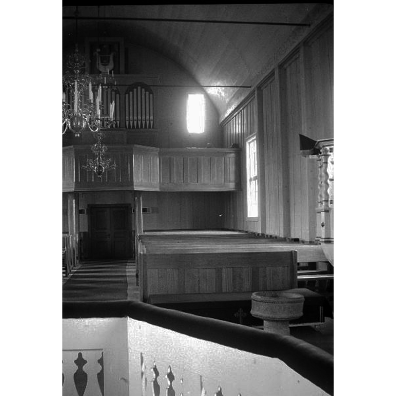Source caption: "Töftedals kyrka [...] Interiör mot väster, före restaurering."