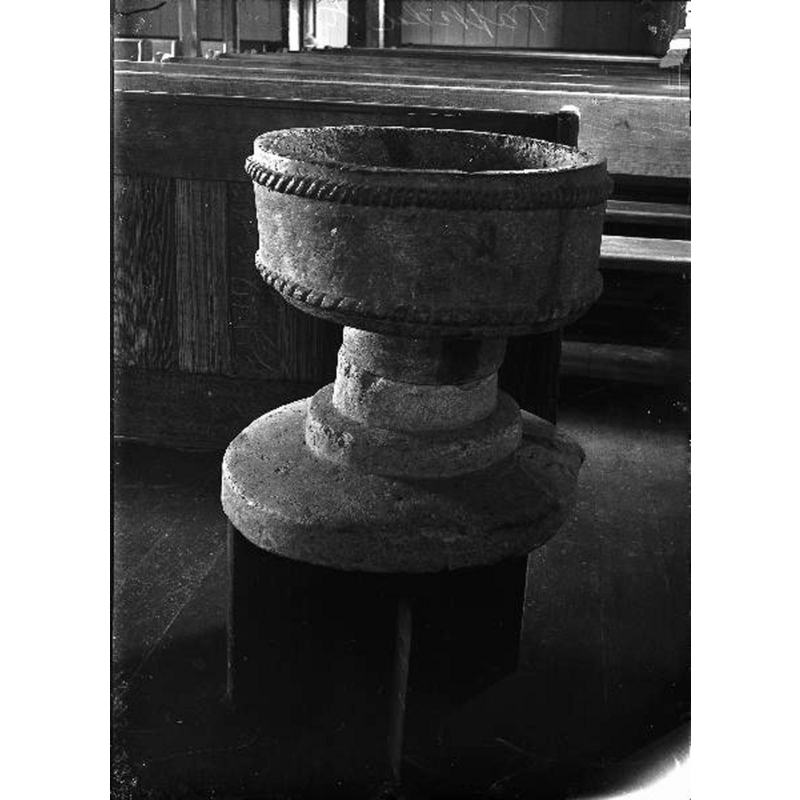 Source caption: "Töftedals kyrka [...] Dopfunt av täljsten" -- the font as it was before the 1950 restoration that added a segment of new stone to the base