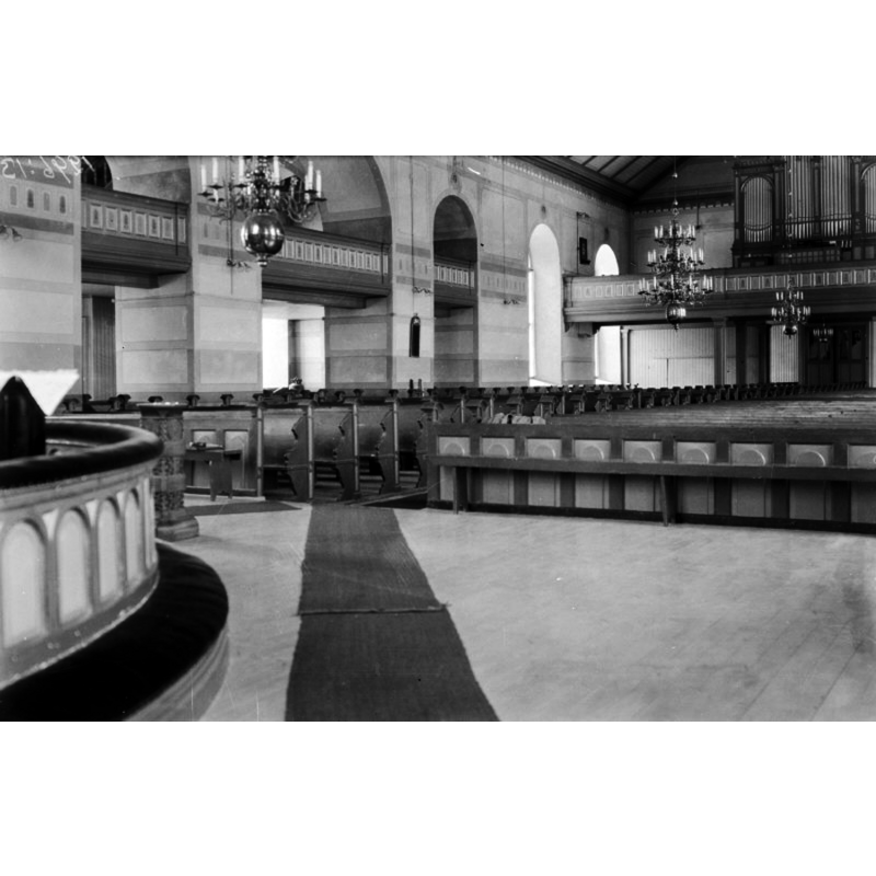 in this 1931 photograph the object forward of the ventre aisle, near the communion railing, could be the later font, in use at the ime