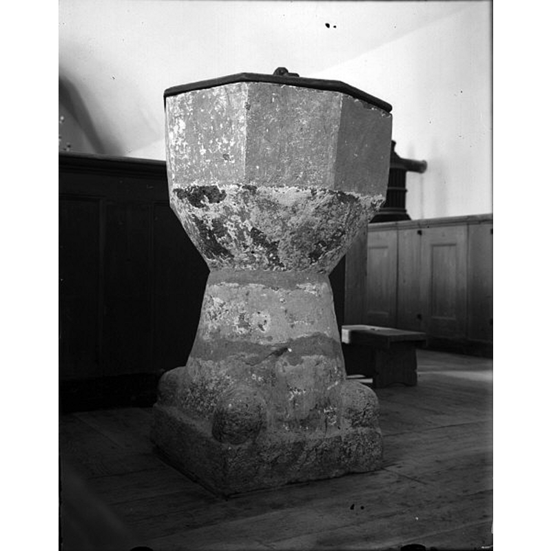 Source caption: "Fårö kyrka [...] Dopfunt av kalksten. Troligen 1300-tal." -- notice the cement repairs to the stem