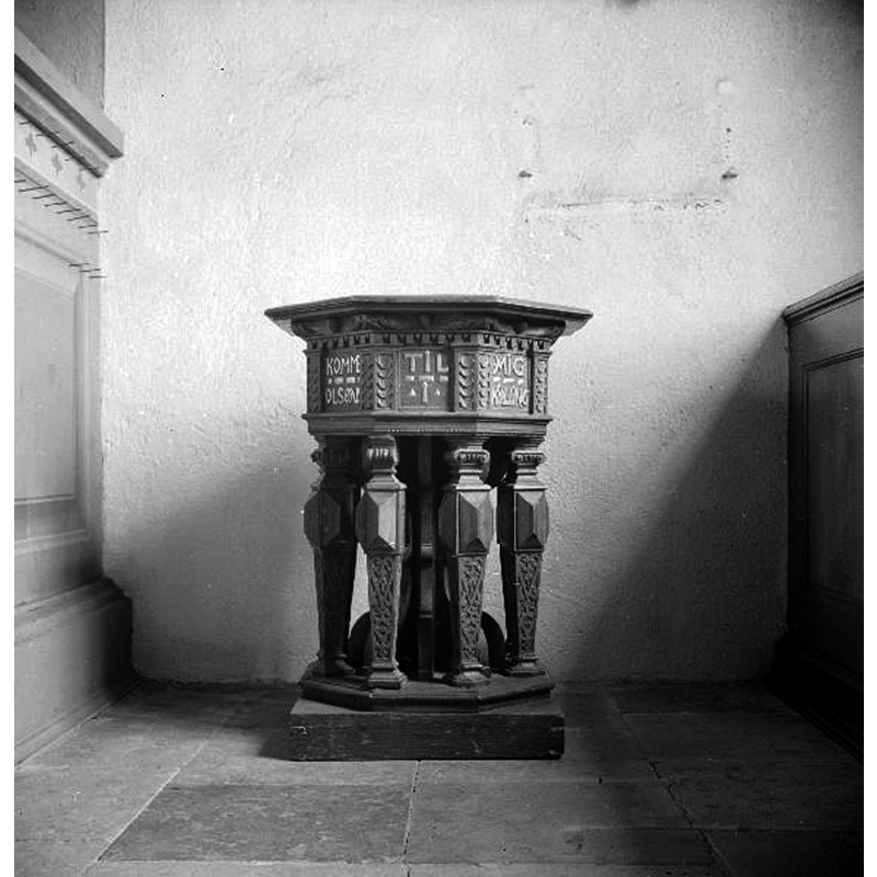 Source caption; "Gammalstorps kyrka [...] Dopfunt av ek, från 1637." [NB: obviously the wooden font was being moweb about, but probably staying within the southeast end of the nave and chancel