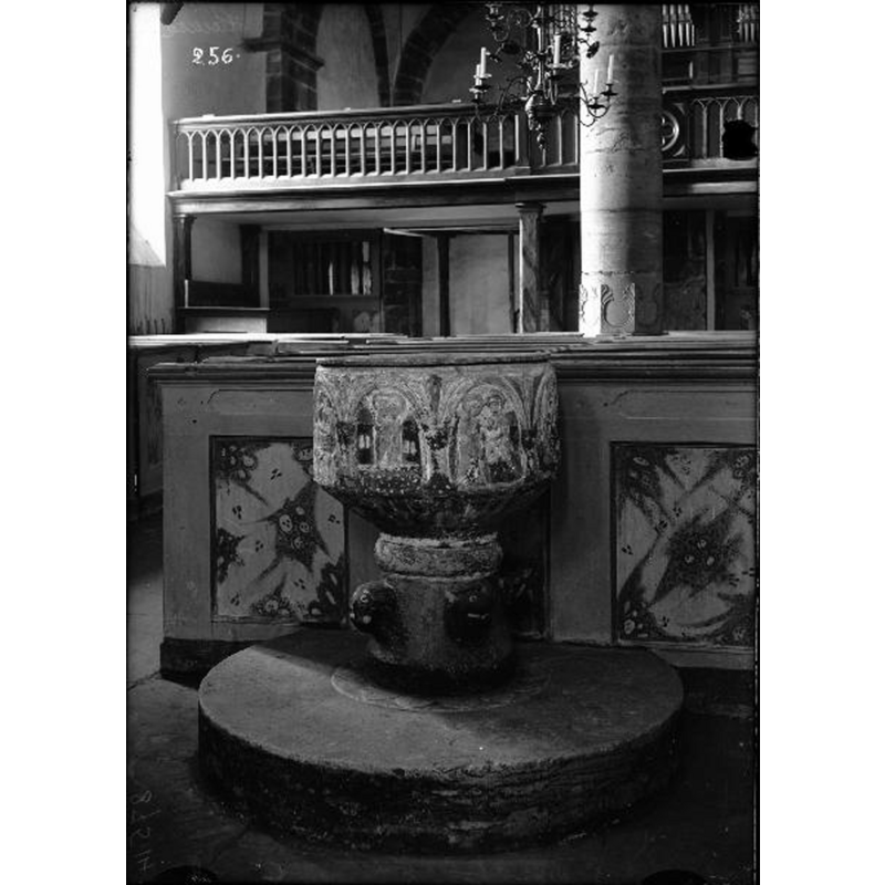 Source caption: "Hamra kyrka [...] Dopfunt, av sandsten, cirka 1170-1180."