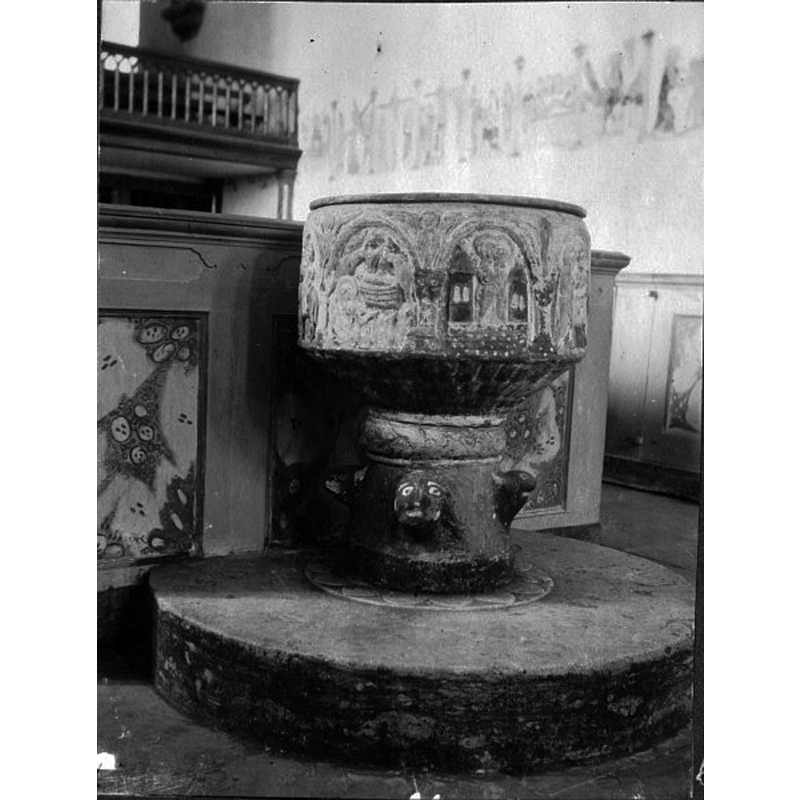 Source caption: "Hamra kyrka [...] Dopfunt, av sandsten, cirka 1170-1180."