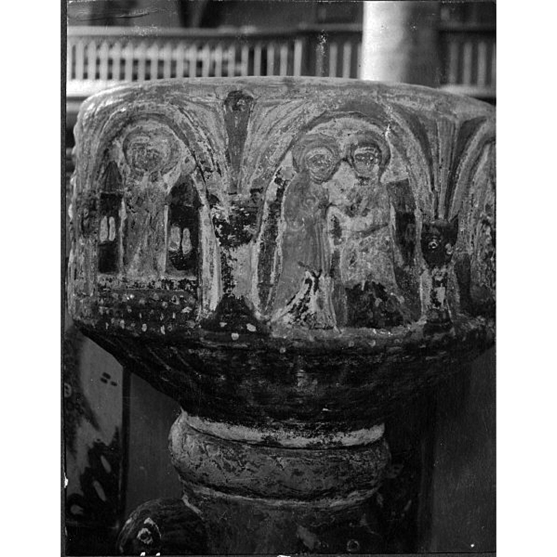 Source caption: "Hamra kyrka [...] Dopfunt, av sandsten, cirka 1170-1180."