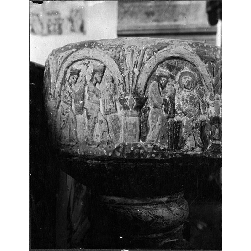 Source caption: "Hamra kyrka [...] Dopfunt, av sandsten, cirka 1170-1180."