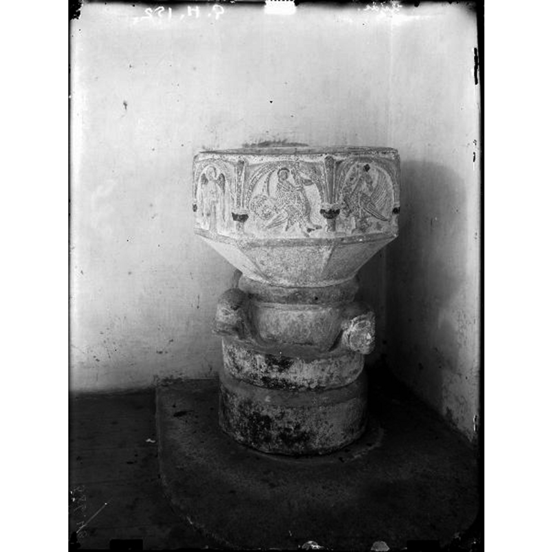 Source caption: "Hejde kyrka [...] Dopfunt av sandsten, från 1100-talets mitt."