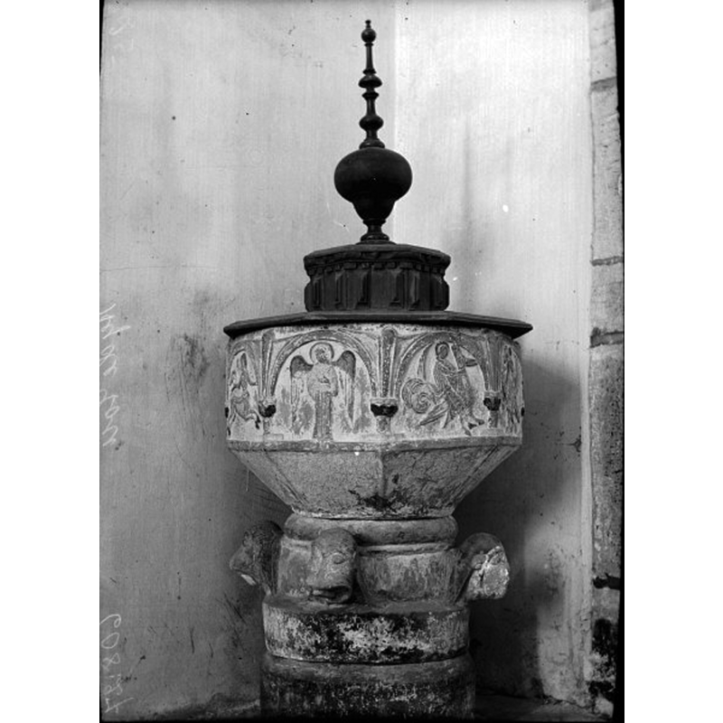Source caption: "Hejde kyrka [...] Dopfunt av sandsten, från 1100-talets mitt."