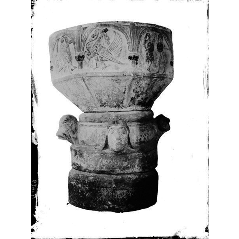 Source caption: "Hejde kyrka [...] Dopfunt av sandsten, från 1100-talets mitt."