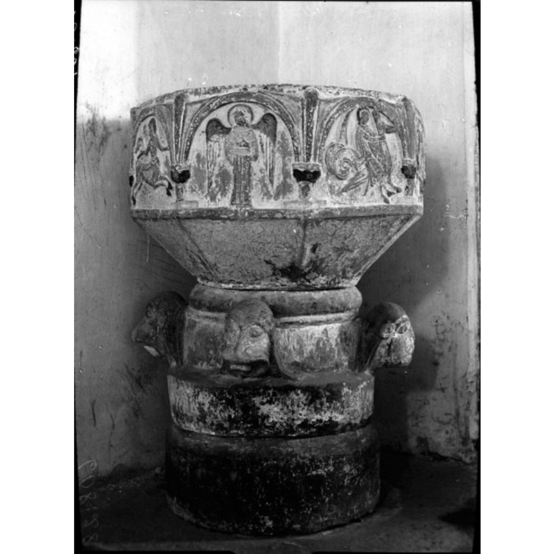 Source caption: "Hejde kyrka [...] Dopfunt av sandsten, från 1100-talets mitt."