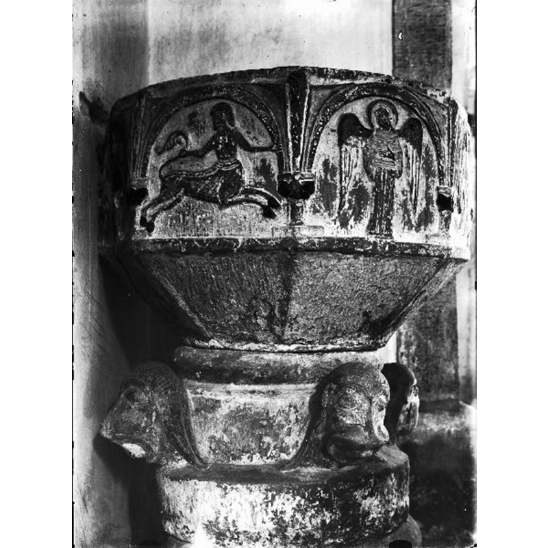 Source caption: "Hejde kyrka [...] Dopfunt av sandsten, från 1100-talets mitt."