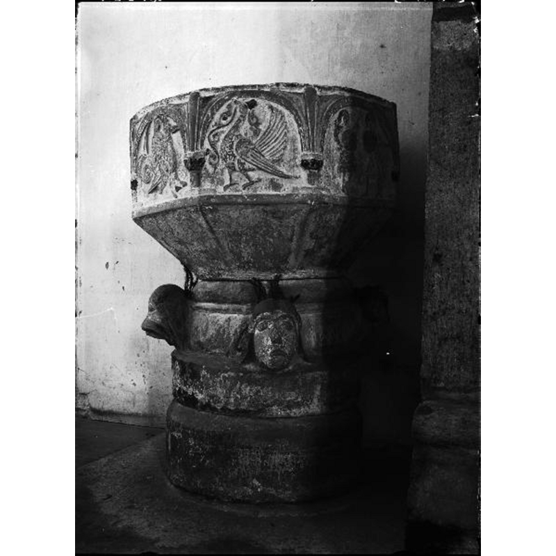 Source caption: "Hejde kyrka [...] Dopfunt av sandsten, från 1100-talets mitt."