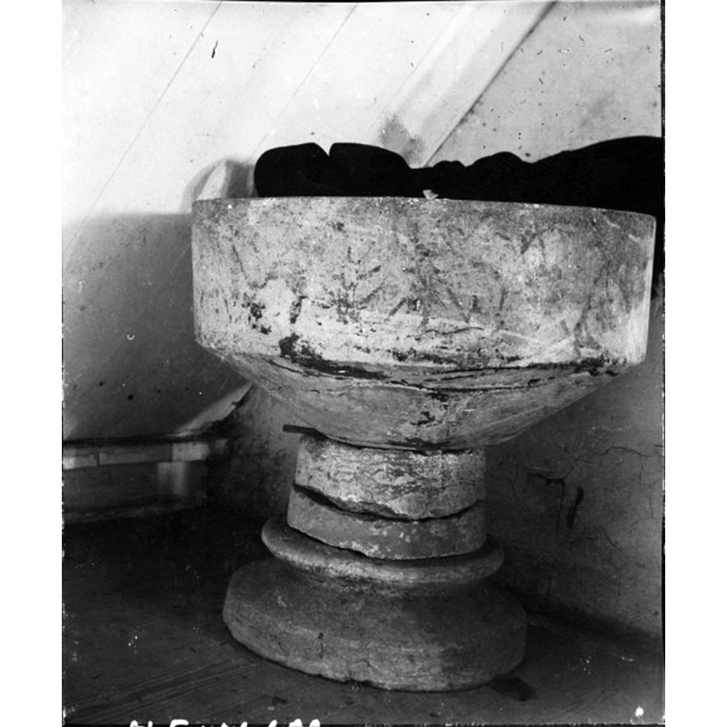 Source caption: "Hejnums kyrka [...] Dopfunt av sandsten, troligen 1600-talets slut."