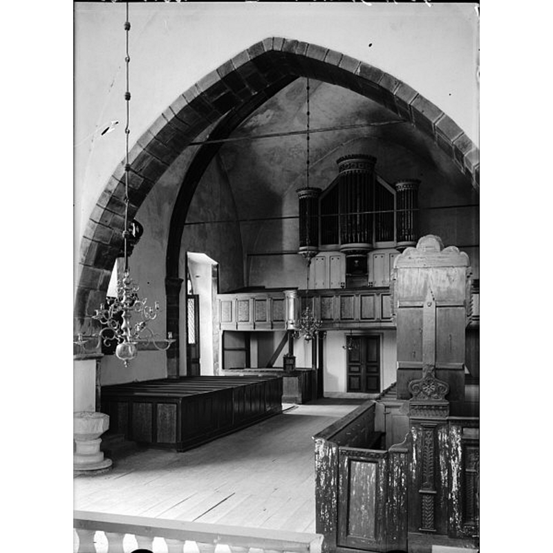 showing the medieval font in the bottom left corner of the image -- notice the base of the font at the time (1928)