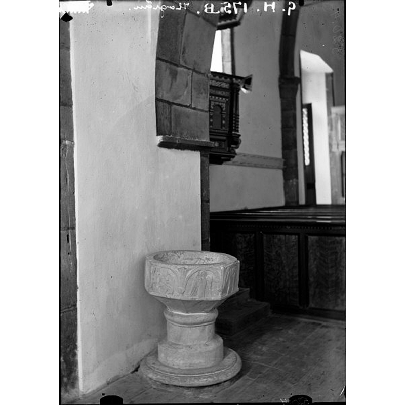Source caption: "Hogräns kyrka [...] Dopfunt av sandsten från Byzantiosverkstaden. Omkring 1150."  [NB: the photograph may have been taken by Olof Sörling]
