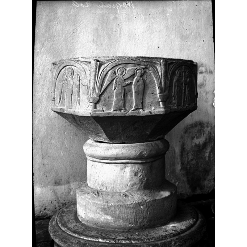Source caption: "Hogräns kyrka [...] Dopfunt av sandsten från Byzantiosverkstaden. Omkring 1150."