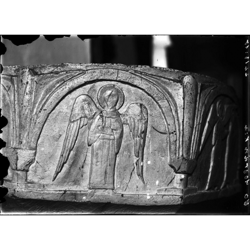 Source caption: "Hogräns kyrka [...] Dopfunt av sandsten från Byzantiosverkstaden. Omkring 1150."
