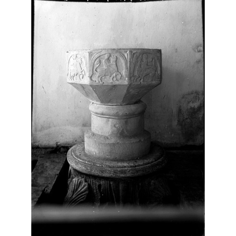 Source caption: "Hogräns kyrka [...] Dopfunt av sandsten från Byzantiosverkstaden. Omkring 1150." [NB: this 1928 photograph shows the font raised on the caoital shown earlier as detached]
