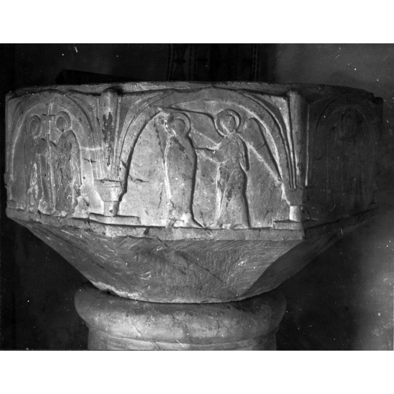 Source caption: "Hogräns kyrka [...] Dopfunt av sandsten från Byzantiosverkstaden. Omkring 1150. Före konserveringen."