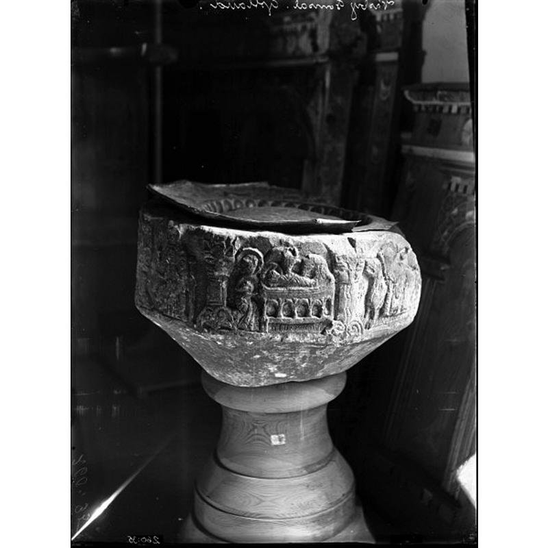 Source caption: "Linde kyrka [...] Dopfuntscuppa av sandsten, 1100-talets senare hälft."