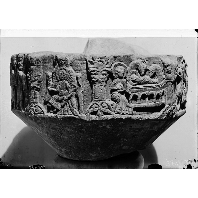 Source caption: "Linde kyrka [...] Dopfuntscuppa av sandsten, 1100-talets senare hälft."