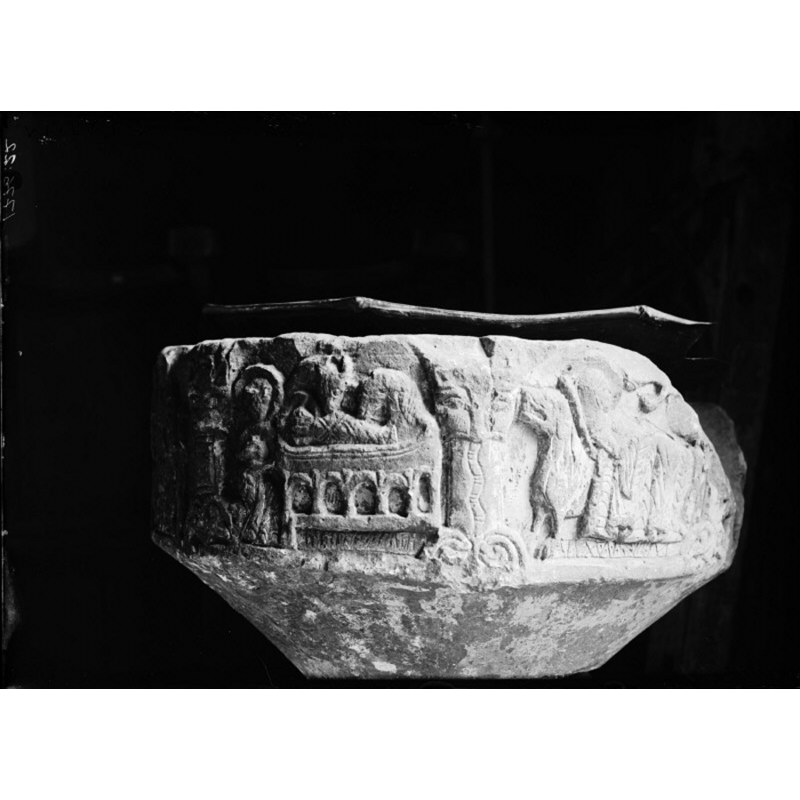 Source caption: "Linde kyrka [...] Dopfuntscuppa av sandsten, 1100-talets senare hälft."