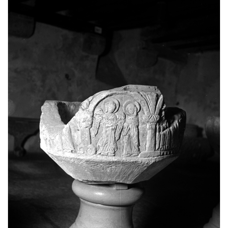Source caption: "Linde kyrka [...] Dopfuntscuppa av sandsten, 1100-talets senare del."