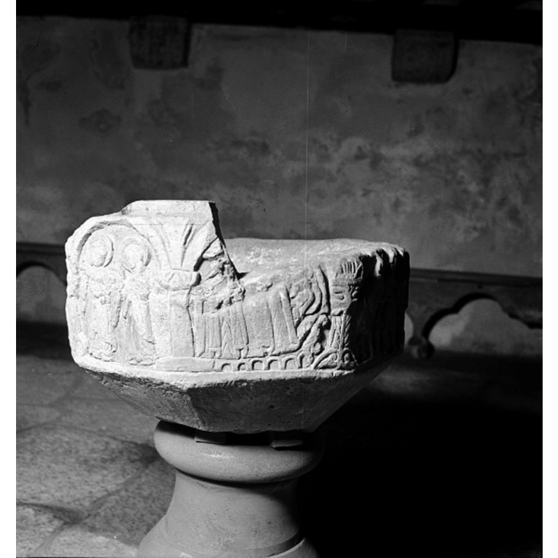 Source caption: "Linde kyrka [...] Dopfuntscuppa av sandsten, 1100-talets senare del."