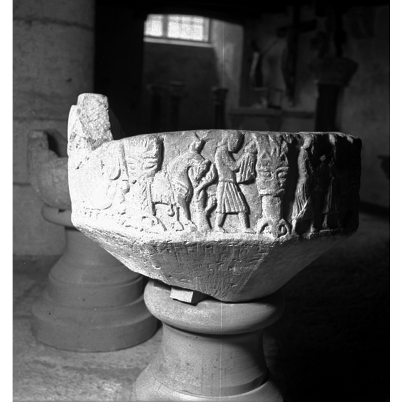 Source caption: "Linde kyrka [...] Dopfuntscuppa av sandsten, 1100-talets senare del."
