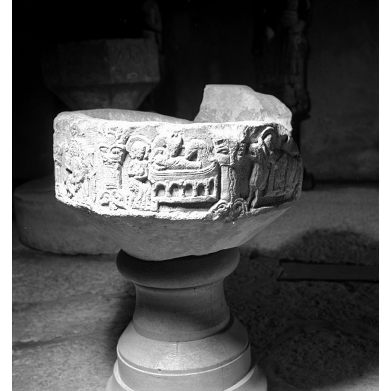 Source caption: "Linde kyrka [...] Dopfuntscuppa av sandsten, 1100-talets senare del."