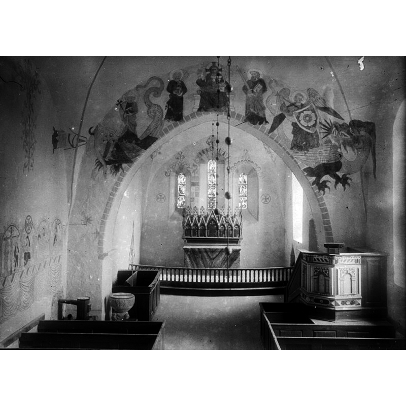 Source caption: "Lojsta kyrka [...] Interiör mot öster. Efter restaurering 1923."