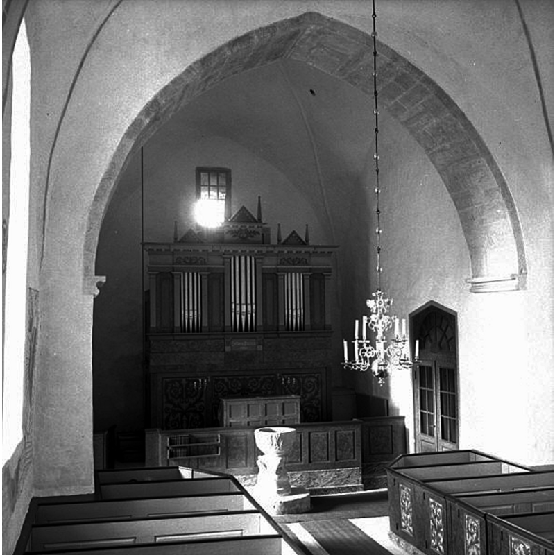 Source caption: "Lojsta kyrka [...] Interiör mot väster. Efter restaurering 1957."