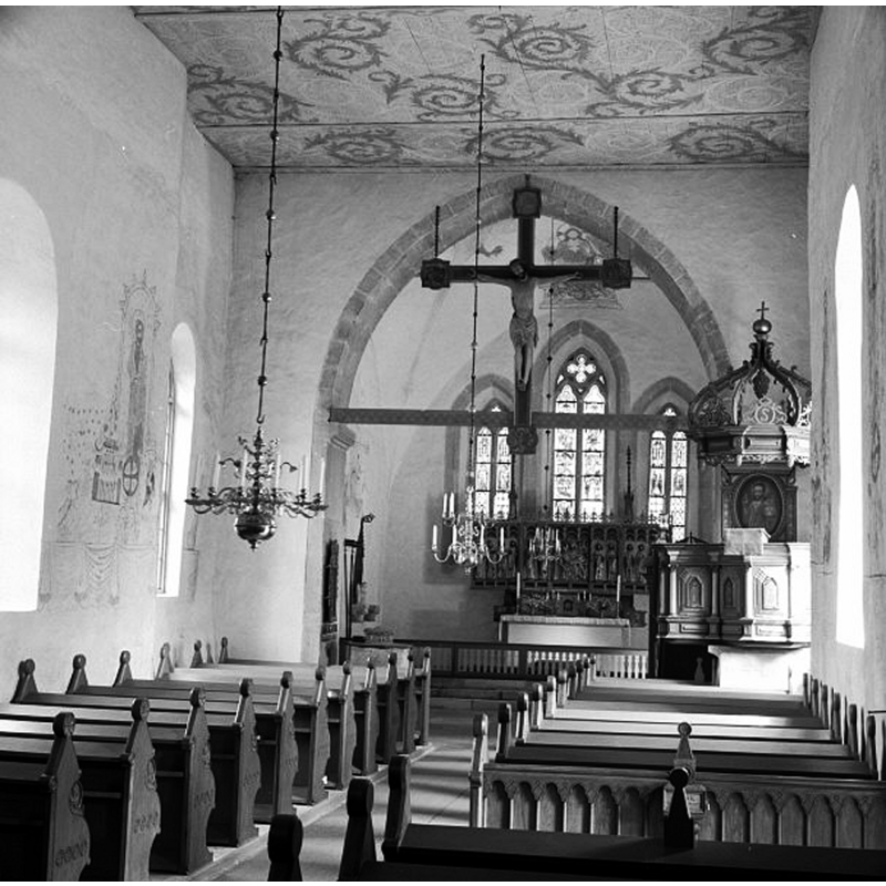 the font is partially visible at the far [east] end, left [north] side, by the north pillar of the chancel arch