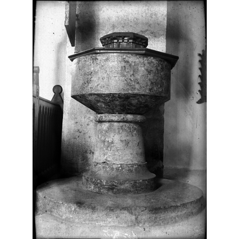 Source caption: "Lye kyrka [...] Dopfunt av kalksten, från 1200-talet."