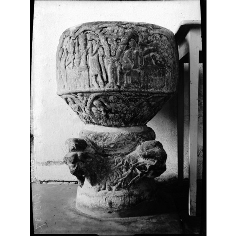 Source caption: "Närs kyrka [...] Dopfunt av sandsten, omkring 1200."