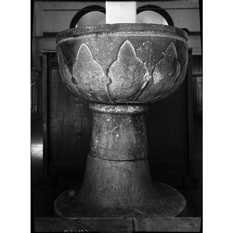 Source caption: "Rute kyrka [...] Dopfunt av kalksten. Omkring 1245."