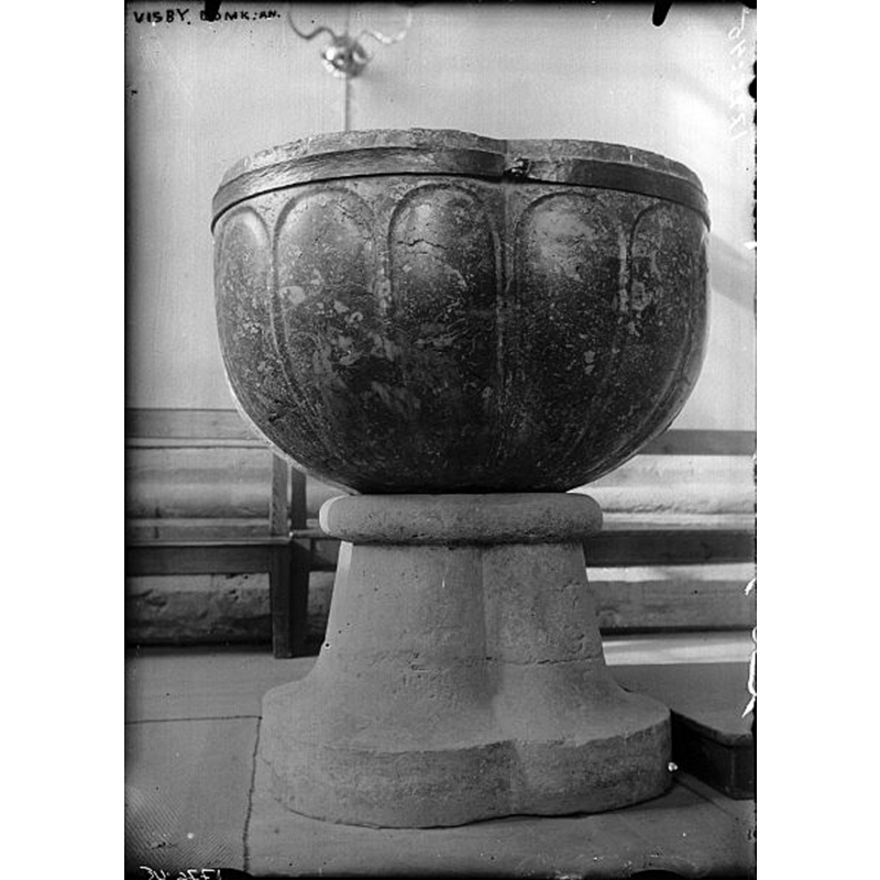 Source caption: "Visby Domkyrka, Sankta Maria [...] Dopfunt med röd cuppa av kalk och grå kalk på fot."