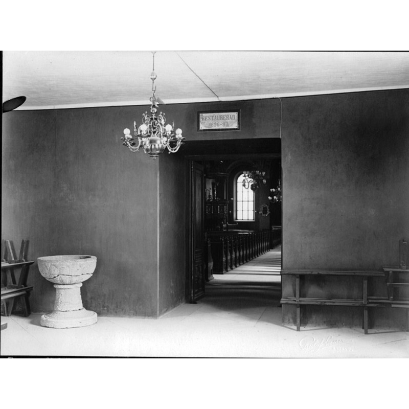 Source caption; "Ovansjö kyrka [...] Interiör, vapenhuset." -- showing the font damaged, disused, in the porch