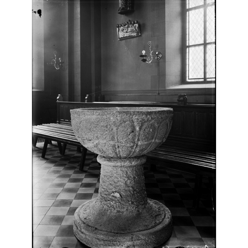 Source caption; "Ovansjö kyrka [...] Dopfunt av gulgrå kalksten av en känd gotländskt typ. Från 1200-talets mitt." -- showing the font repaired and back in use in the church in 1930
