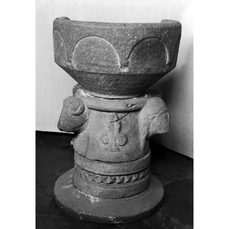 Source caption: "Österfärnebo kyrka [...] Dopfunt av gävlesandsten, huggen i fyra block, från 1200-talets förra hälft."