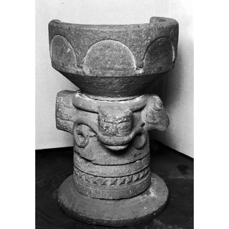 Source caption: "Österfärnebo kyrka [...] Dopfunt av gävlesandsten, huggen i fyra block, från 1200-talets förra hälft."