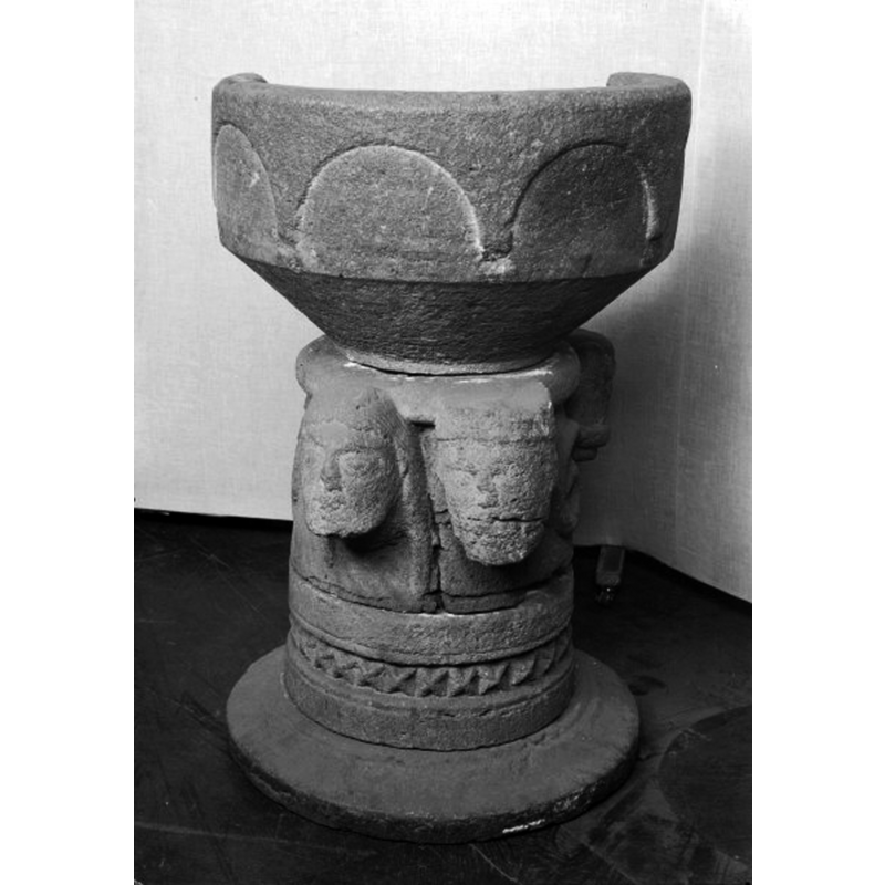 Source caption: "Österfärnebo kyrka [...] Dopfunt av gävlesandsten, huggen i fyra block, från 1200-talets förra hälft."