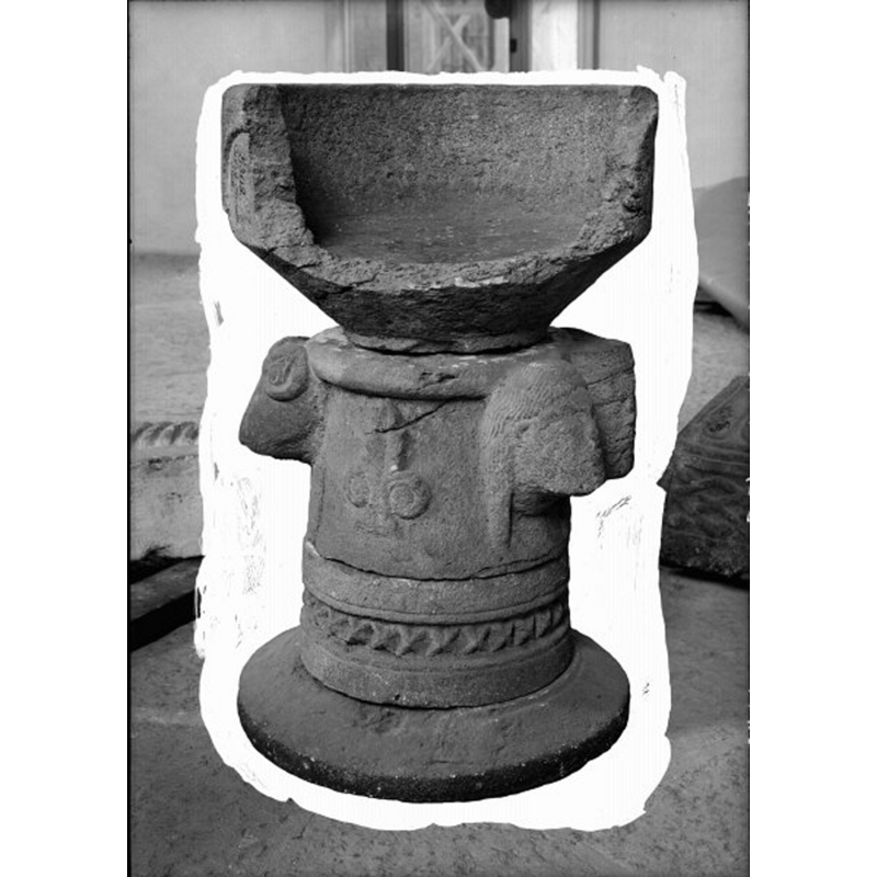 Source caption: "Österfärnebo kyrka [...] Dopfunt av gävlesandsten, huggen i fyra block, från 1200-talets förra hälft."